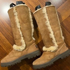 UGG WOMEN'S SUNDANCE II BOOTS #5325 - SHEEPSKIN UPPER PURE WOOL LINING - SIZE 6
